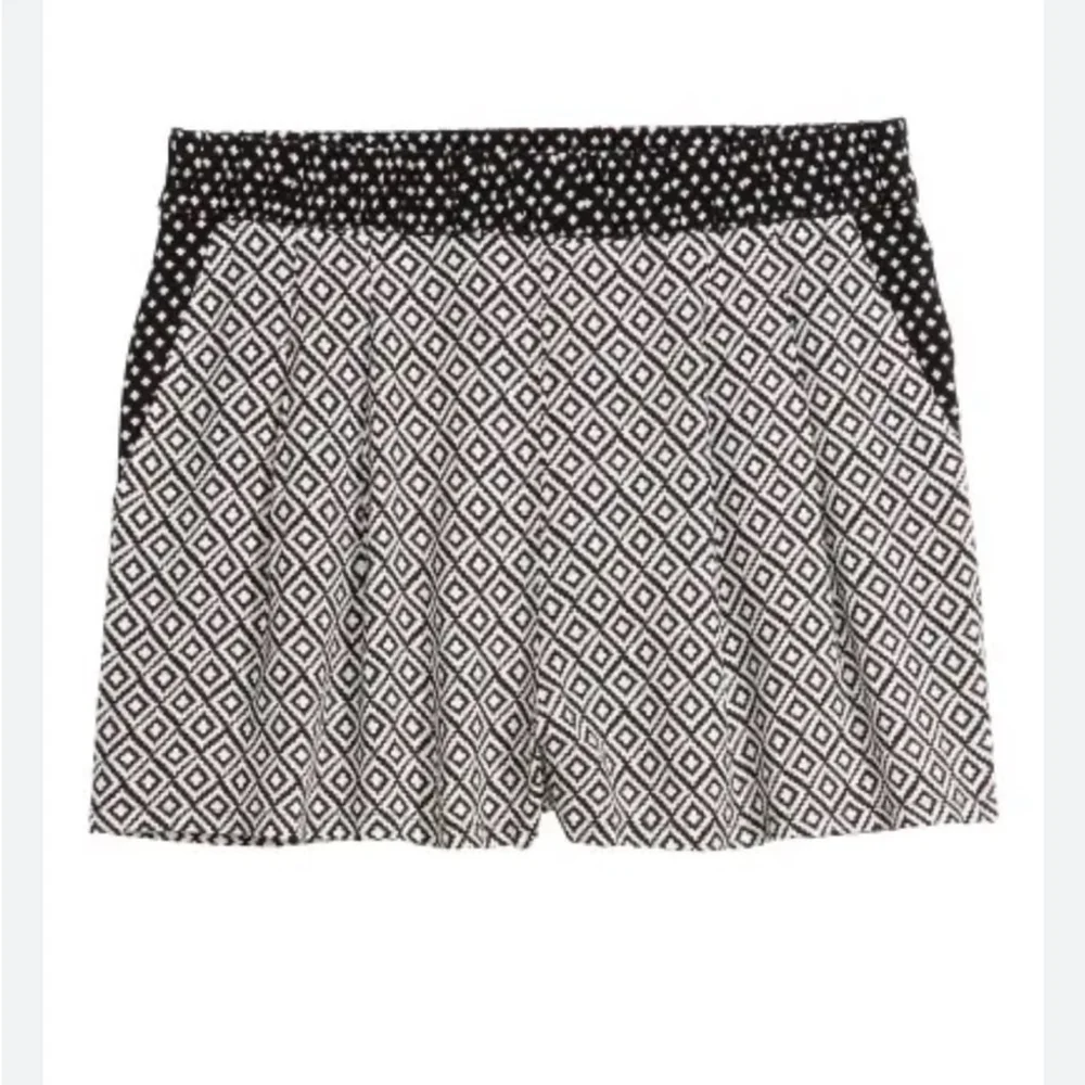 H&M Black And White Tribal Printed Stretch Pull on Viscose Shorts Casual Size 12